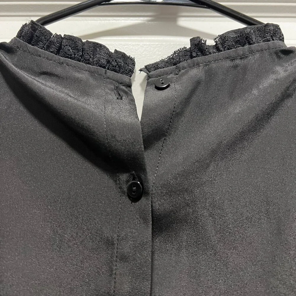 Modcloth Top Women's Medium Short Sleeve with Buttoned Back in Black - Picture 2 of 5